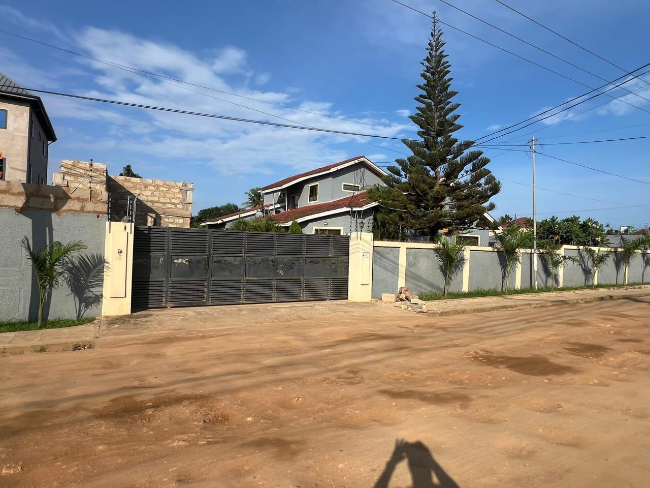 8 bedroom house + 2 bedroom servant quarters