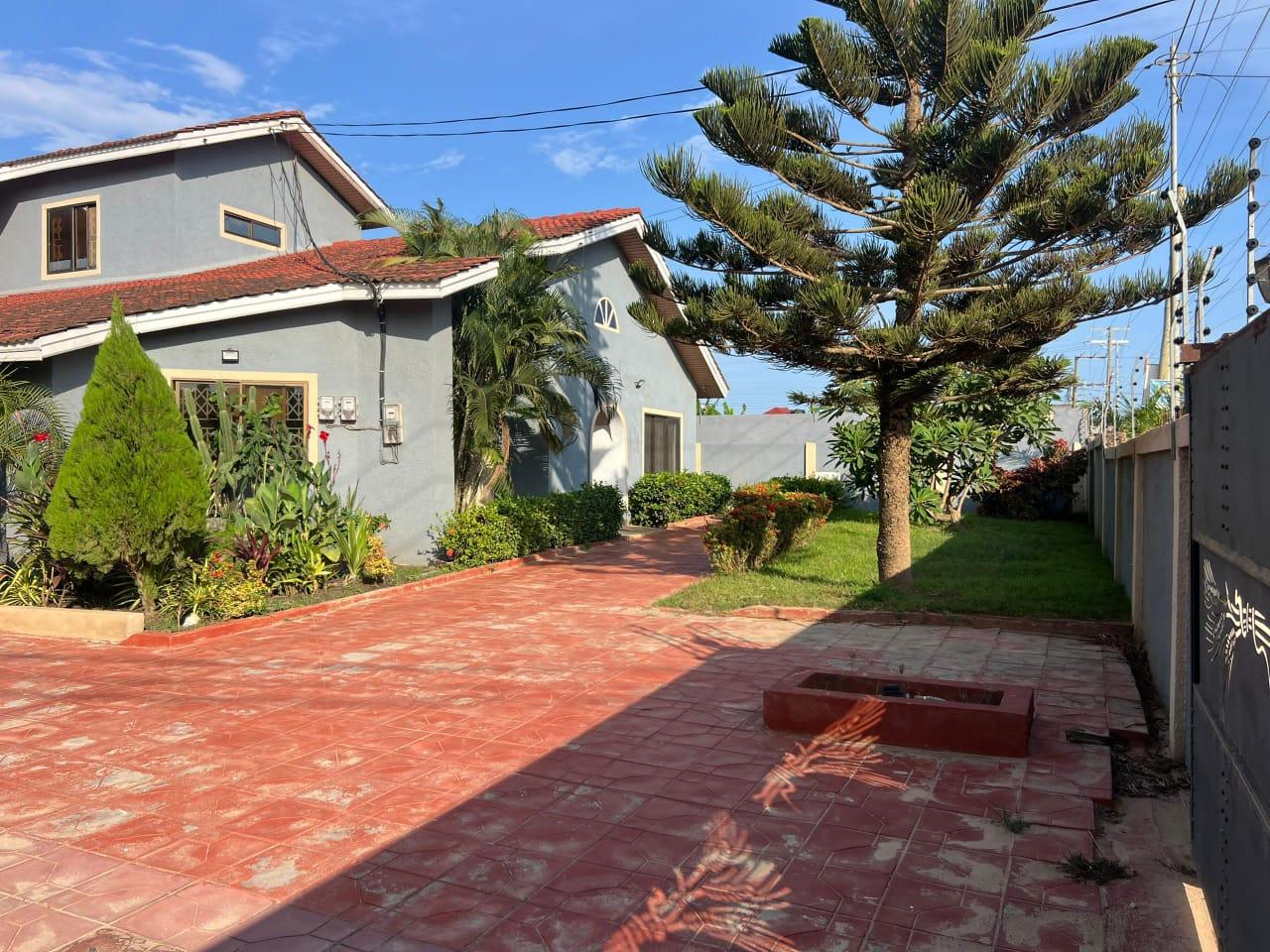 8 bedroom house + 2 bedroom servant quarters