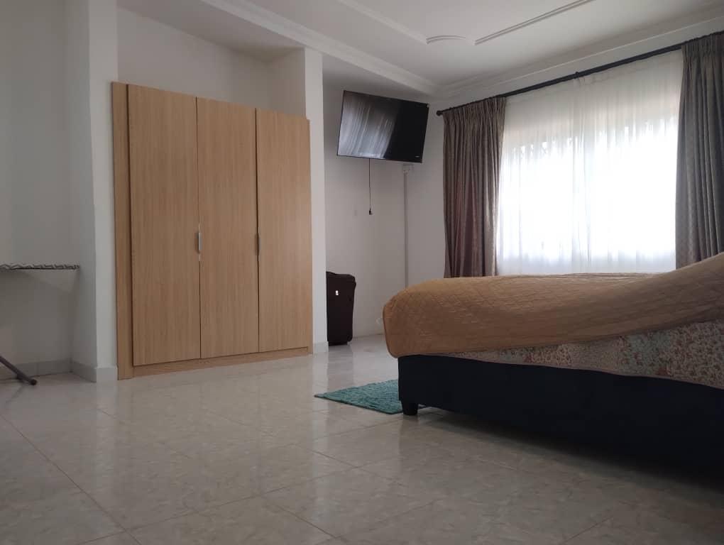 8 bedroom house + 2 bedroom servant quarters