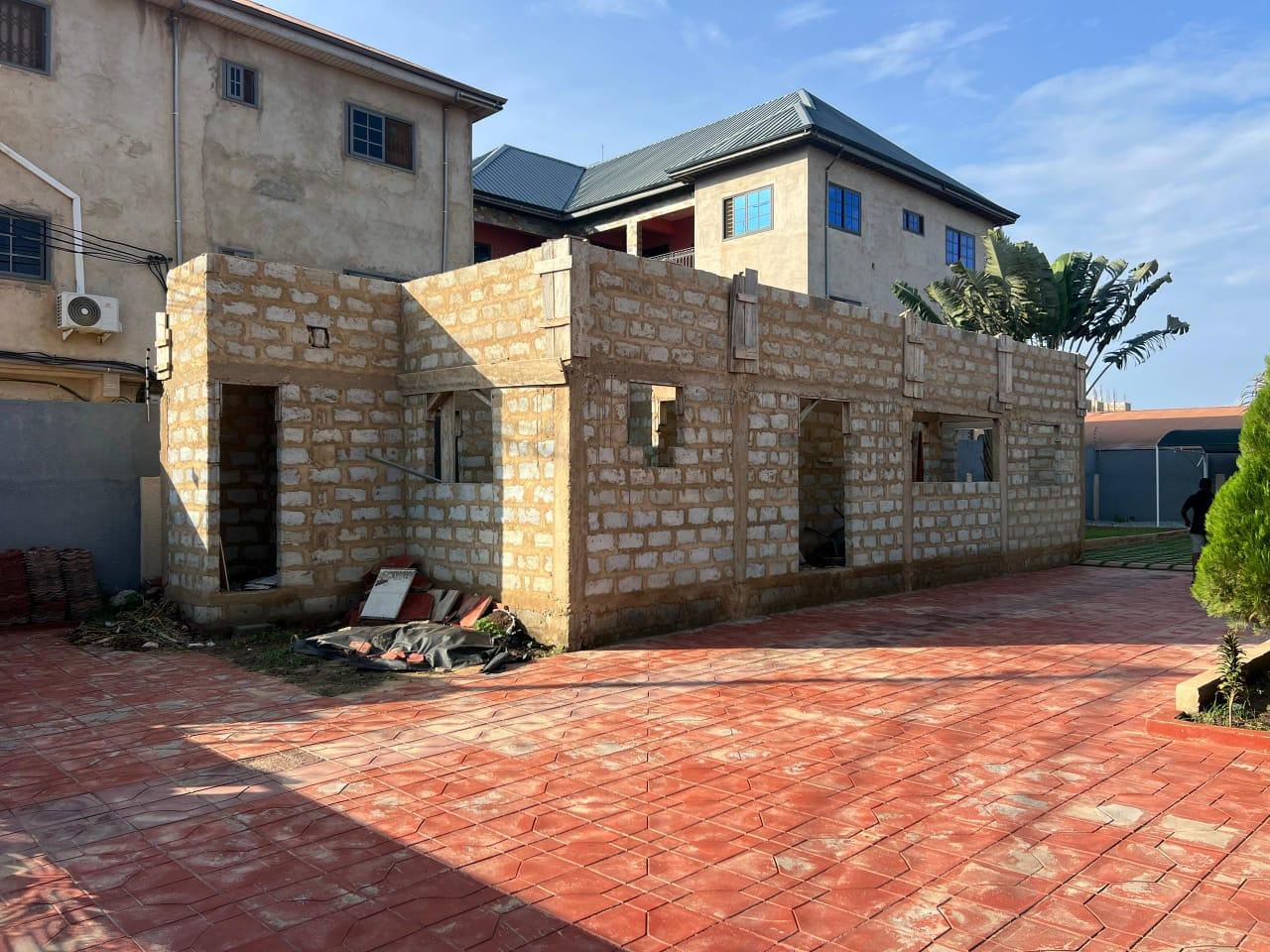 8 bedroom house + 2 bedroom servant quarters