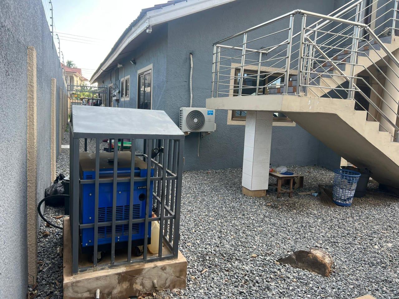 8 bedroom house + 2 bedroom servant quarters