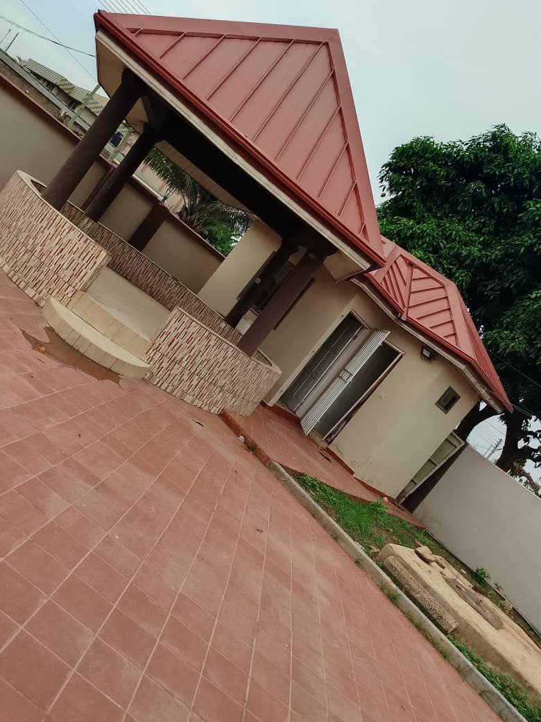 5 bedroom self compound house for Rent At Darkuman Official Town
